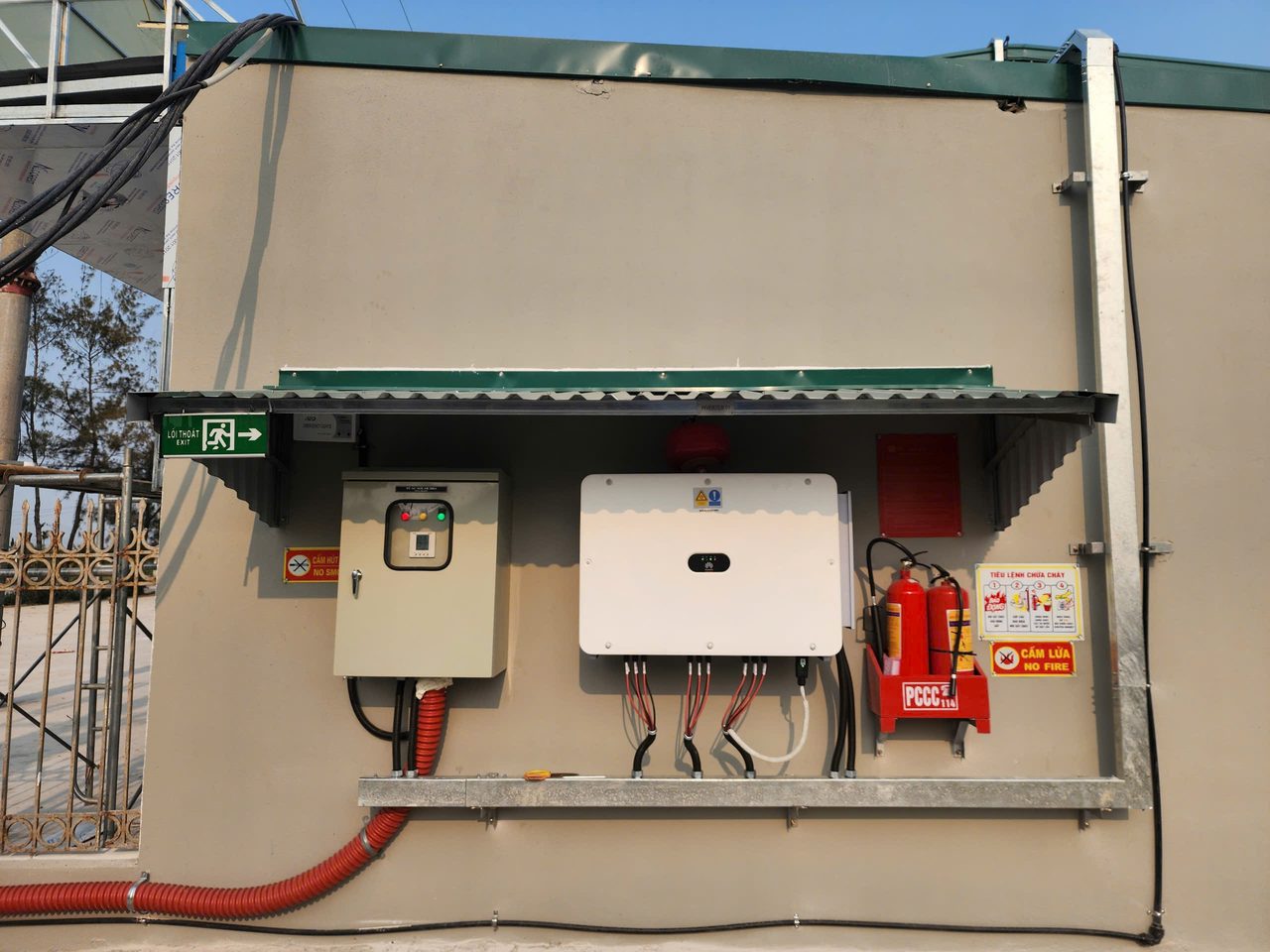Tủ điện và bộ inverter của hệ thống điện mặt trời
