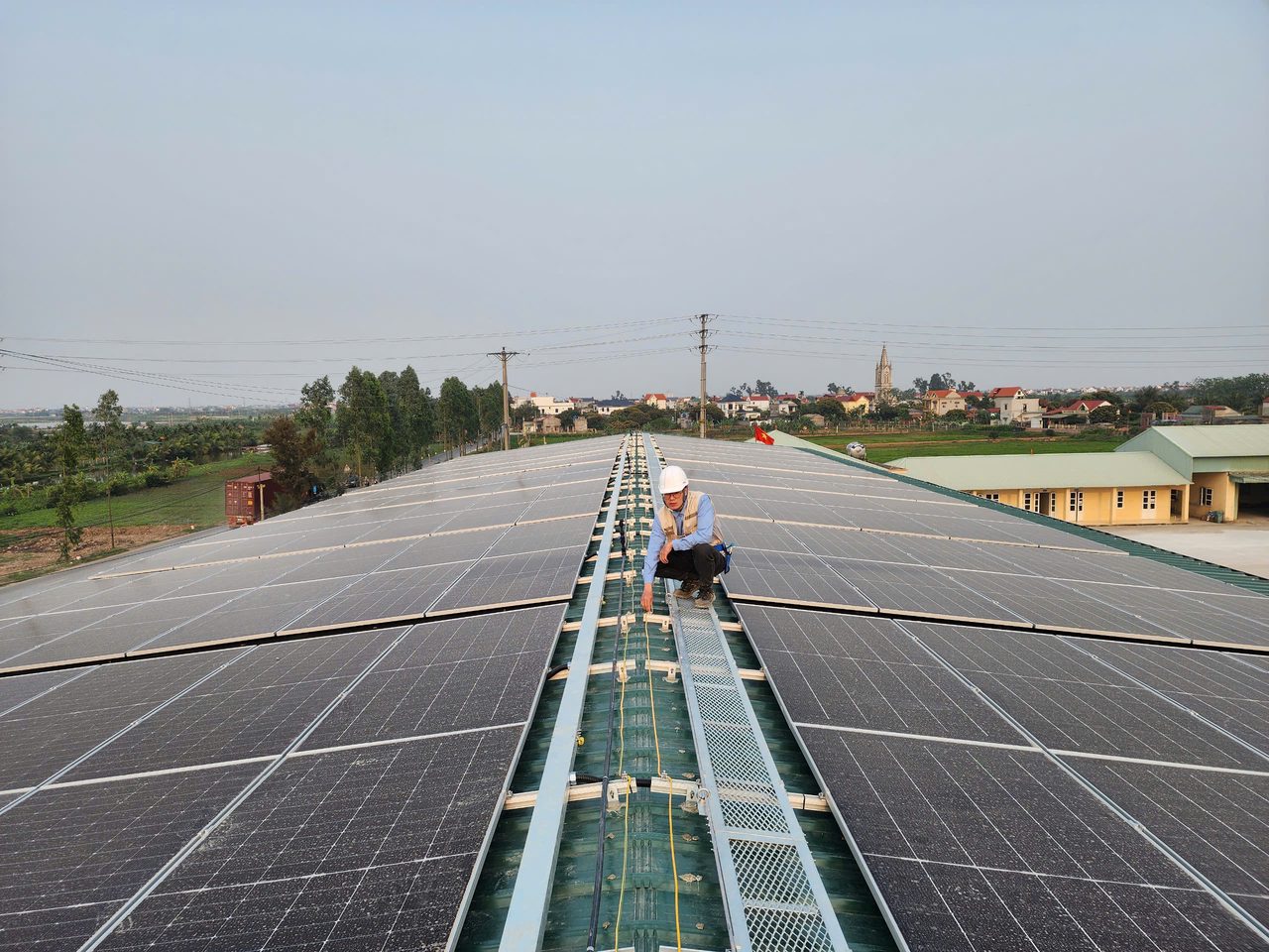 Kỹ sư IGREEN SOLAR kiểm tra tấm pin trên mái nhà máy quy mô lớn